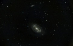  NGC 4725