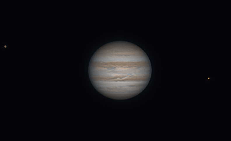 Dans l'ordre Ganymède, Jupiter et Io.
Image tirée de 13 vidéos de 1 minutes le 19/12/2024.
C9 Balrlow 2 ASI662MC. 2024-12-19-2257_6-U-RGB-Jup_lapl6_ap292WNR1700 10%.png